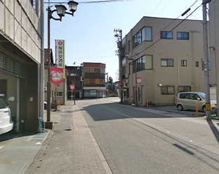 桜井交通さんの向かい側にあります
